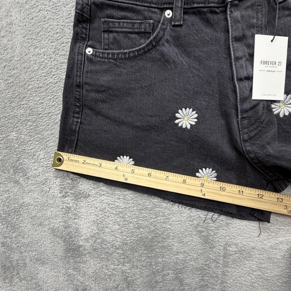 Forever 21 Shorts Womens 27 Black‎ Daisy Floral Embroidered Denim Cutoff Raw Hem - Picture 2 of 8